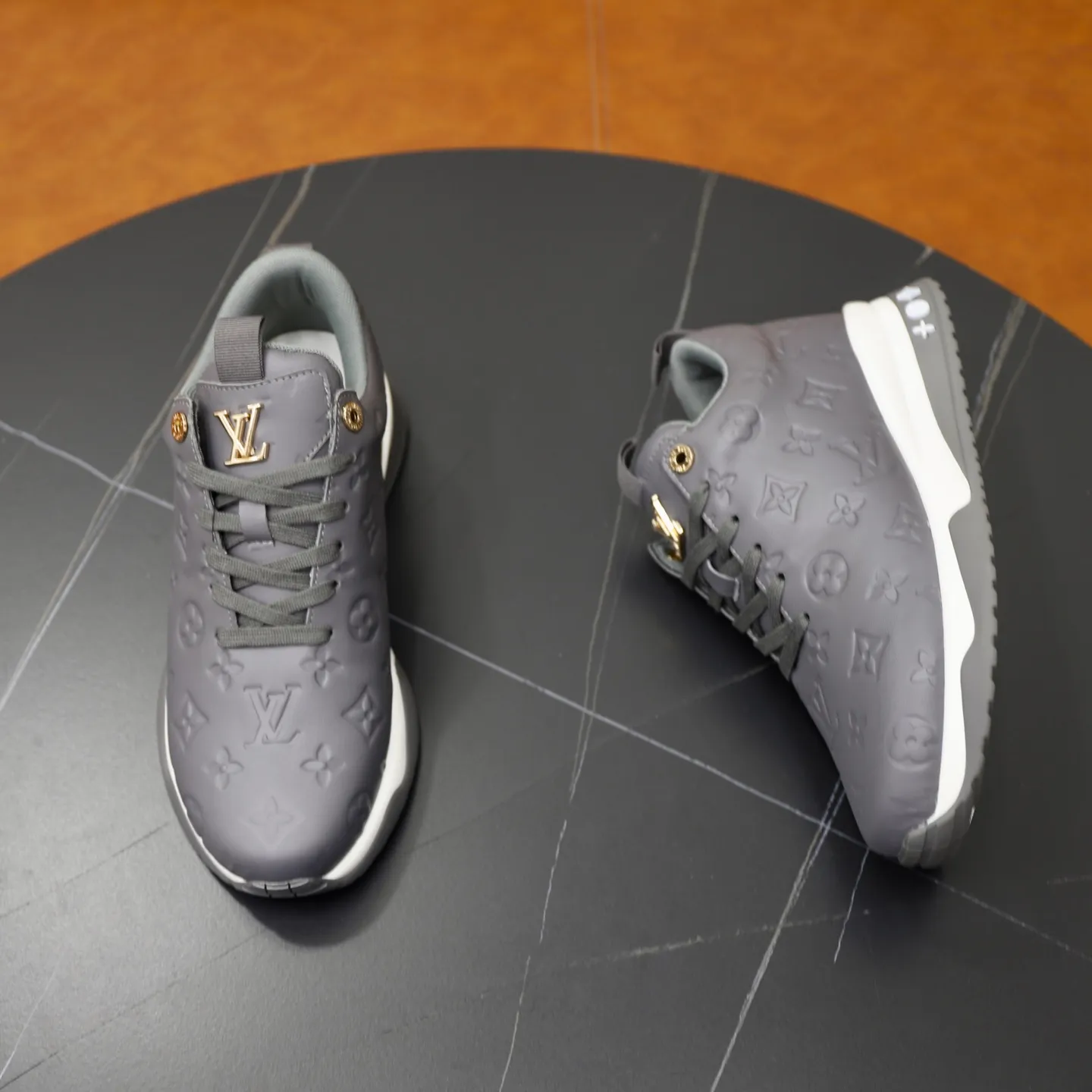 Factory price: 520💰【LV】Louis Vuitton is a high-end brand of men's shoes, new models on the market, top luxury brand, the latest fashionable casual men's shoes, trendy and versatile style, relaxed and sporty style, calfskin upper and ultra-fine workmanship. The original personalized fashionable rubber wear-resistant outsole is light and comfortable on the foot. Code number: 39-44 (45, 46 customized)
